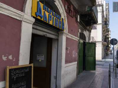 Il bazar, ubicato al piano terra di una delle classiche palazzine di inizio 900 presenti in questo rione, � riconoscibile grazie a un�insegna scritta in cirillico ucraino a caratteri blu su sfondo giallo